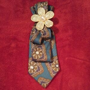 Hanover St. Necktie Necklace with Large Pearl Flower Pin
